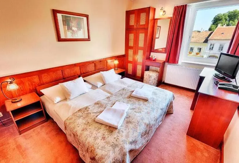 Superior Room, Irottko