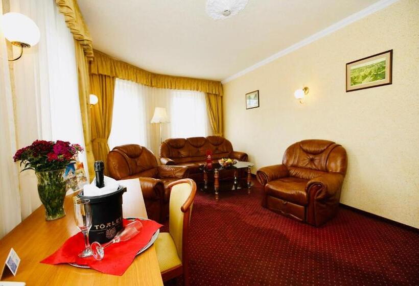 جناح, Korona Wellness, Rendezvény és Borszálloda