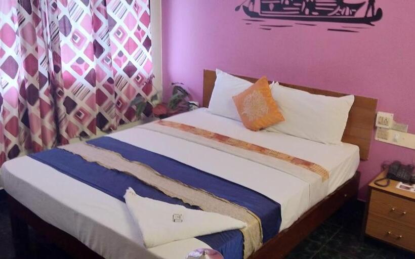 חדר דלוקס לשלושה, Silver Sand