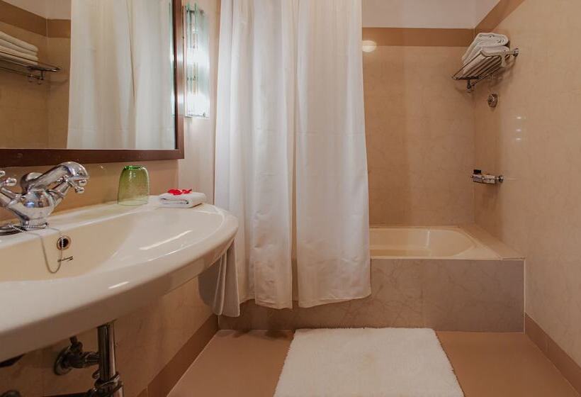 Номер Deluxe, Ajit Bhawan   A Palace Resort