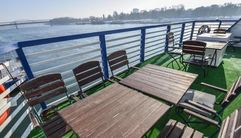 آپارتمان 2 خوابه با تراس, Botel Gracia