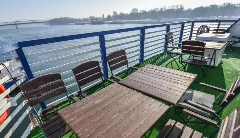 آپارتمان 2 خوابه با تراس, Botel Gracia