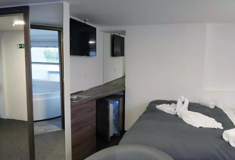 سوئیت جونیور با تراس, Botel Gracia