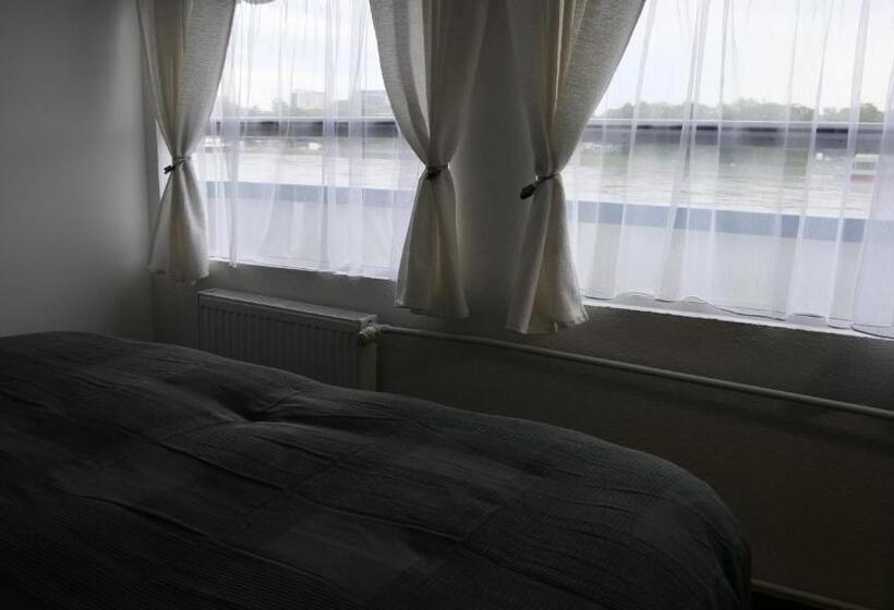 سوئیت جونیور با تراس, Botel Gracia