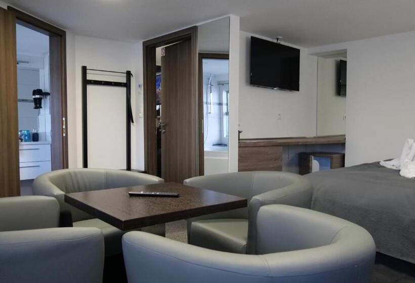 سوئیت با چشم‌انداز رودخانه, Botel Gracia