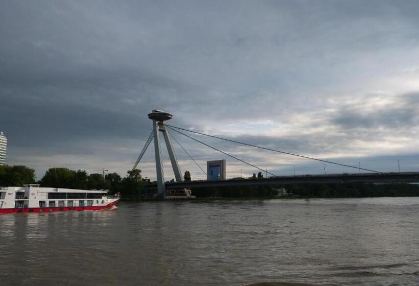 سوئیت با چشم‌انداز رودخانه, Botel Gracia