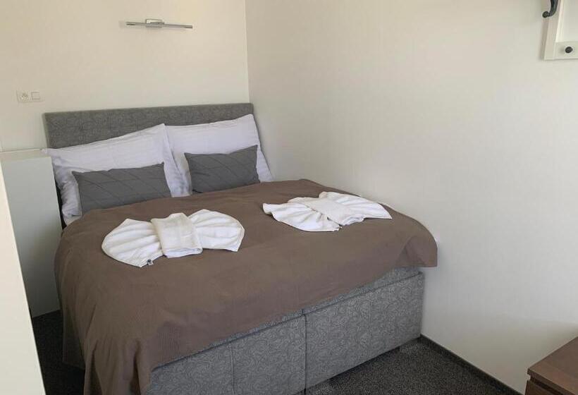 سوئیت با چشم‌انداز رودخانه, Botel Gracia