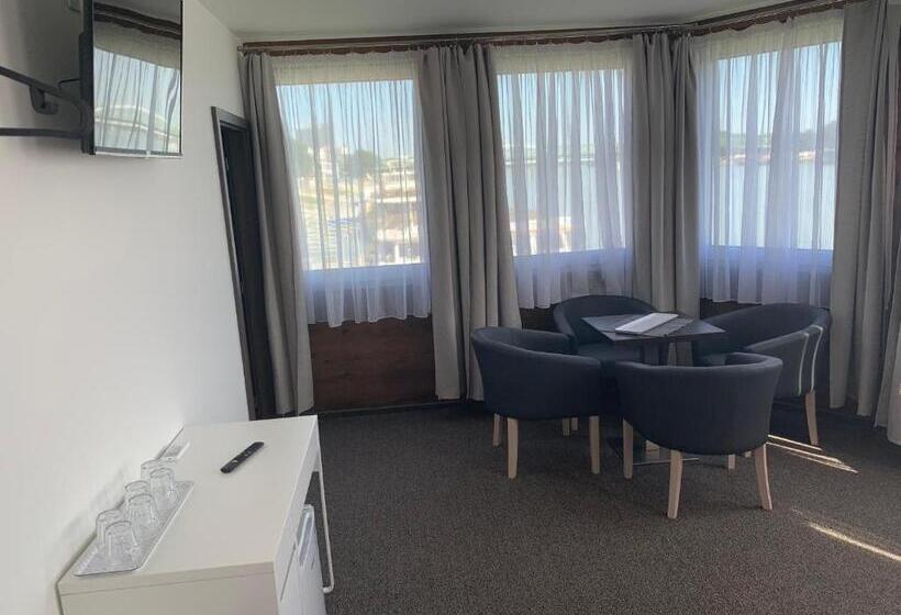 سوئیت با چشم‌انداز رودخانه, Botel Gracia