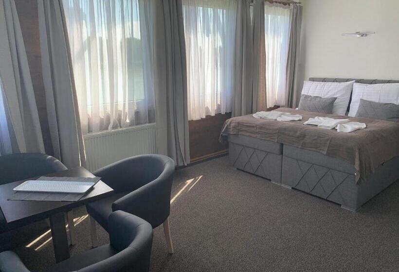 سوئیت با چشم‌انداز رودخانه, Botel Gracia