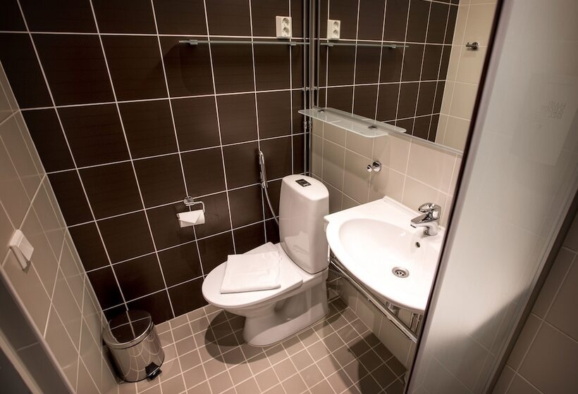 Номер Economy, Li Gustavelund