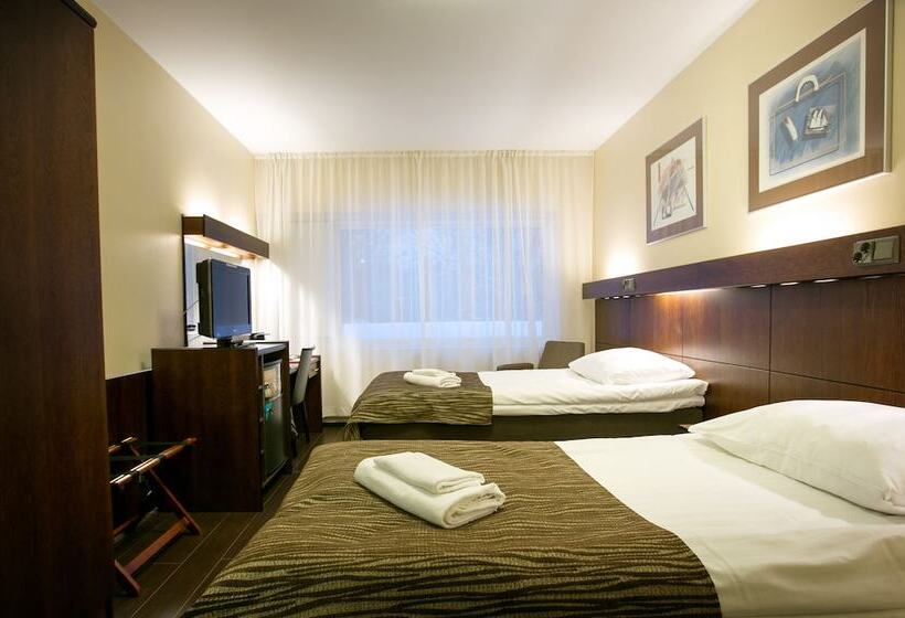 Номер Superior, Li Gustavelund