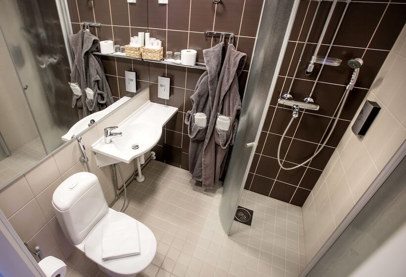 Номер Superior, Li Gustavelund