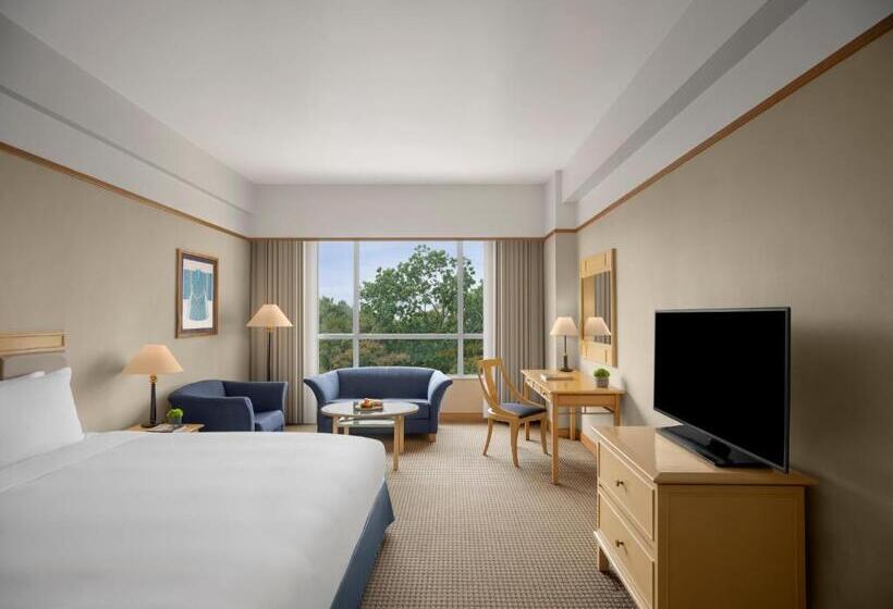 Deluxe Room King Size Bed, New World Saigon