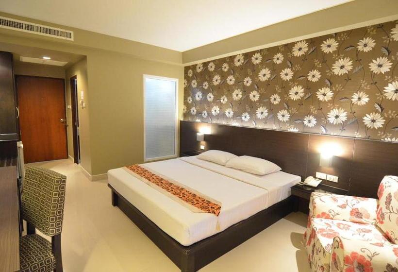 اتاق لوکس با چشم‌انداز استخر, Welcome Plaza Hotel Pattaya