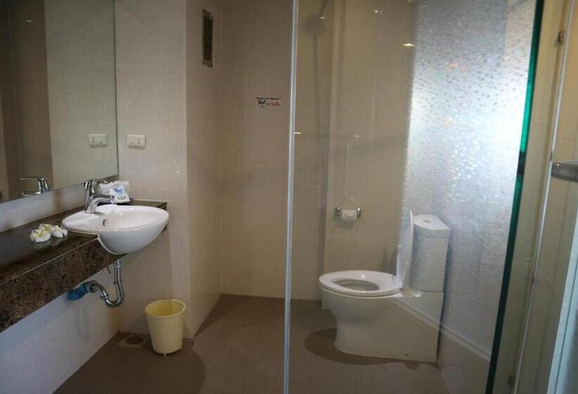 اتاق لوکس با چشم‌انداز استخر, Welcome Plaza Hotel Pattaya