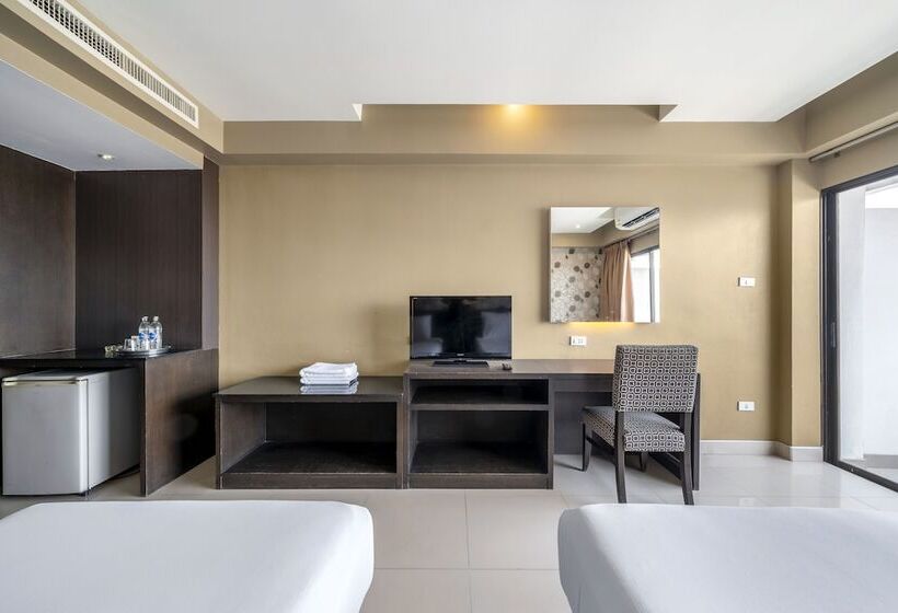 اتاق سوپریور با چشم‌انداز استخر, Welcome Plaza Hotel Pattaya