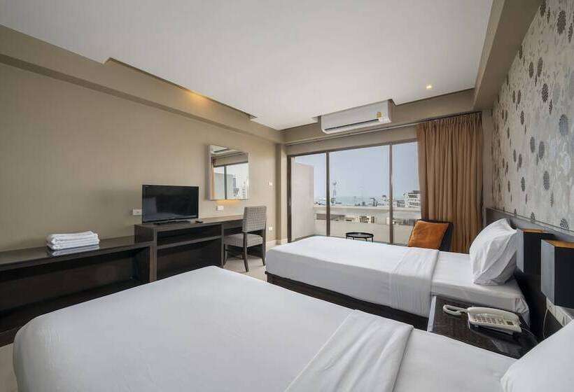 اتاق سوپریور با چشم‌انداز استخر, Welcome Plaza Hotel Pattaya