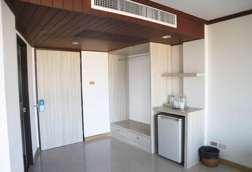 سوییت با چشم‌انداز استخر, Welcome Plaza Hotel Pattaya