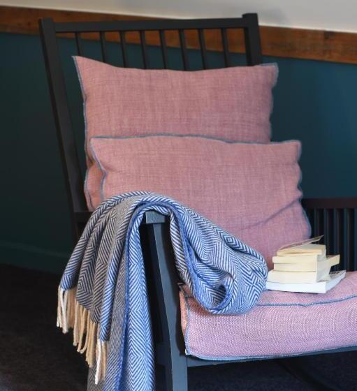 اتاق خانوادگی با چشمانداز باغ, La Chaumière