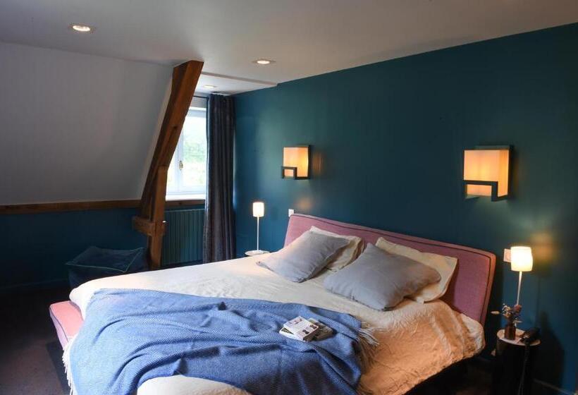 اتاق خانوادگی با چشمانداز باغ, La Chaumière