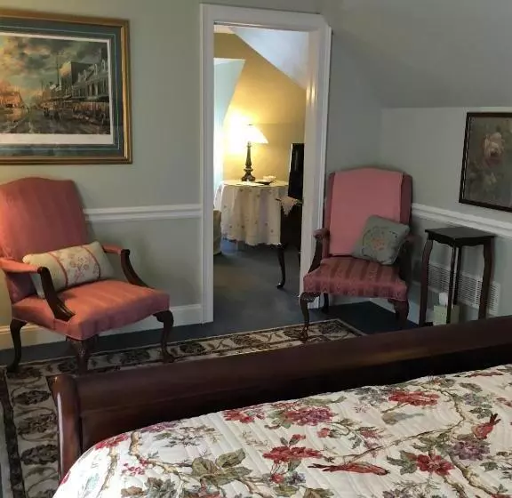 キングサイズベッドのスイートルーム, Parsonage Inn Bed And Breakfast