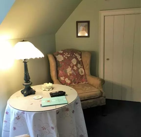 キングサイズベッドのスイートルーム, Parsonage Inn Bed And Breakfast