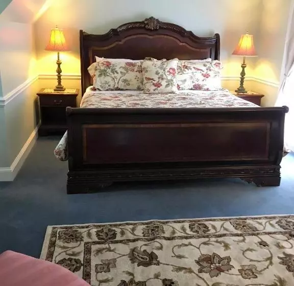 キングサイズベッドのスイートルーム, Parsonage Inn Bed And Breakfast