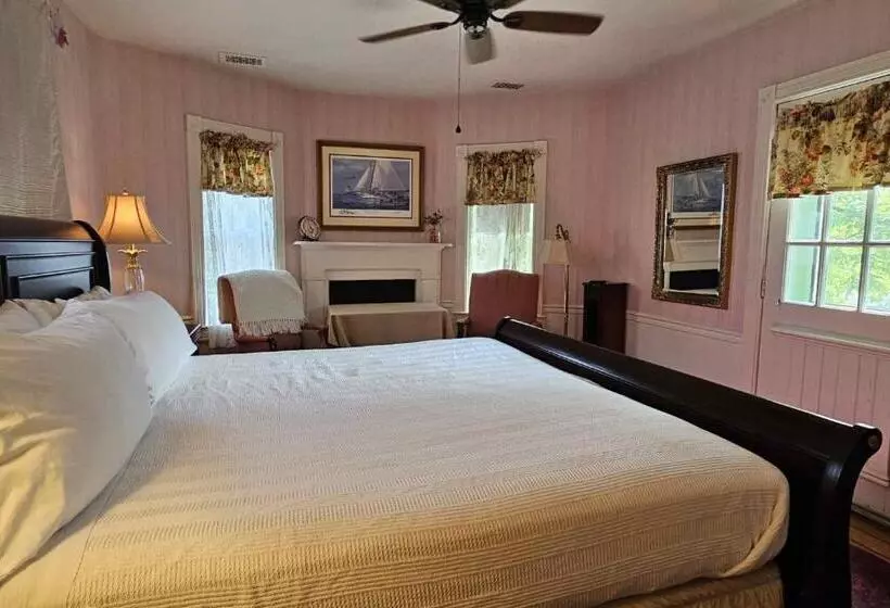 キングサイズベッドのスタンダードルーム, Parsonage Inn Bed And Breakfast