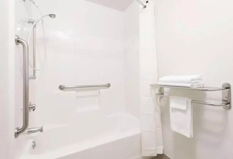 اتاق استاندارد با تخت بزرگ برای معلولان, Super 8 By Wyndham Missoula/reserve St