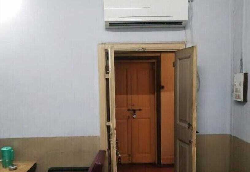 スタンダードルーム, Broadway