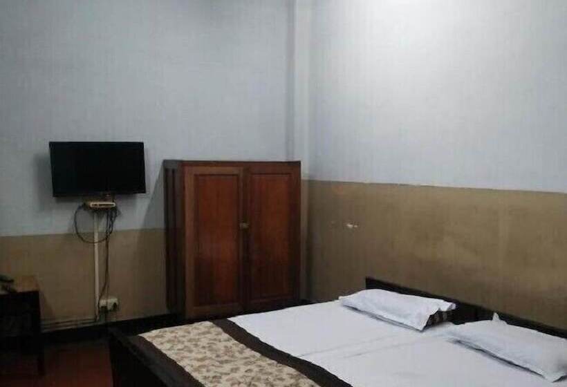 スタンダードルーム, Broadway