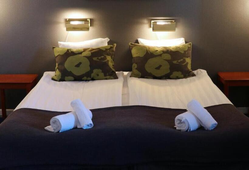 غرفة عائلية, L Drott