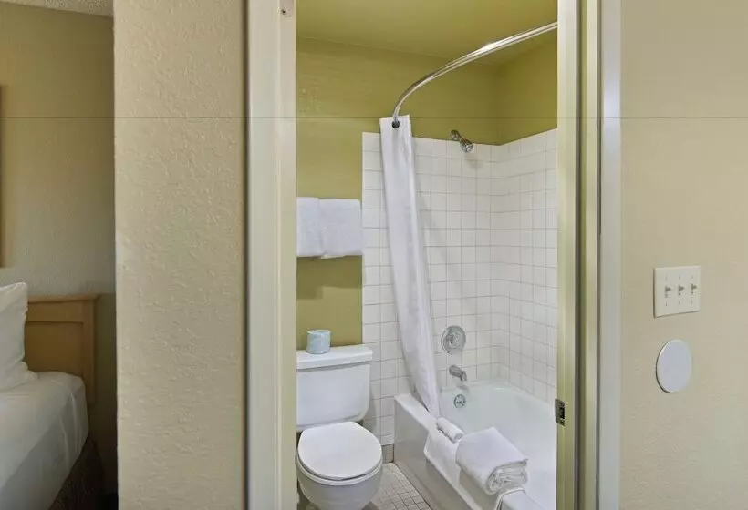 Suite Queen Bed, Oxford Suites Lancaster