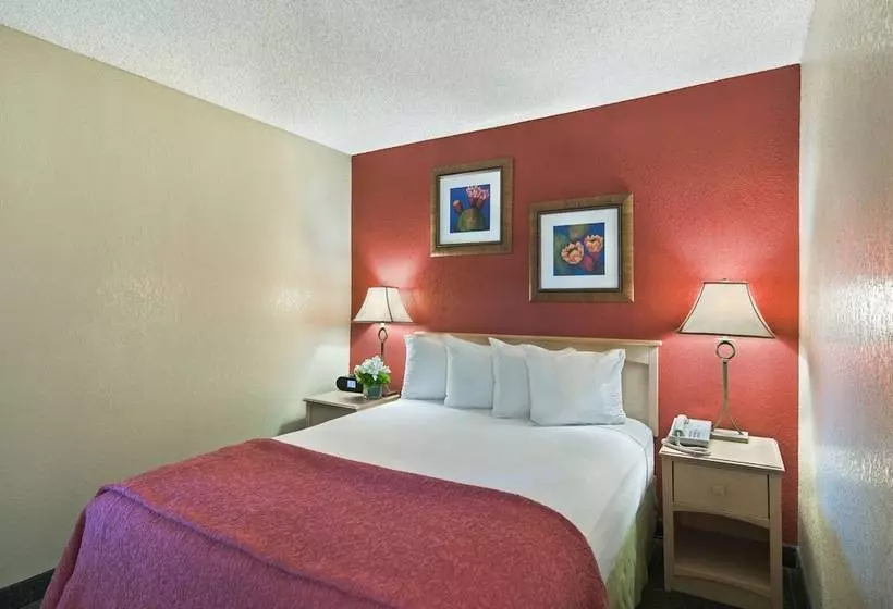 Suite Queen Bed, Oxford Suites Lancaster