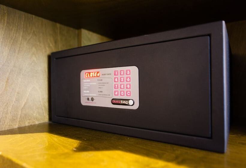 اتاق استاندارد سه نفره, St. Barbara