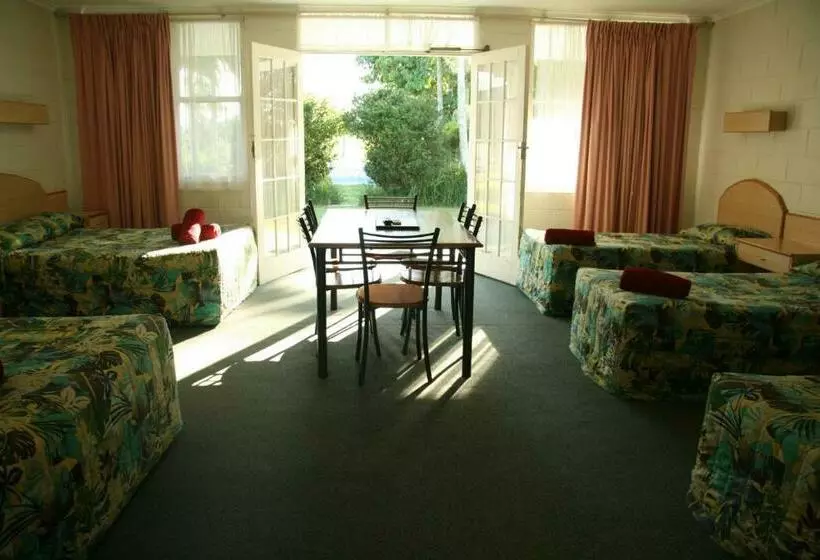 Superior-perhehuone, Colonial Court Motor Inn