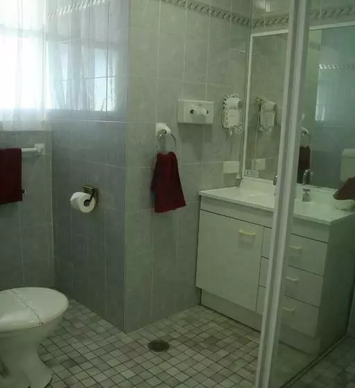 Superior-perhehuone, Colonial Court Motor Inn