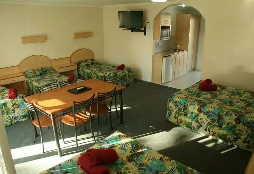 Superior-perhehuone, Colonial Court Motor Inn