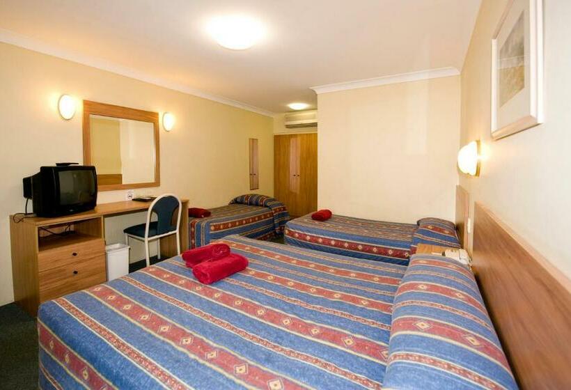 חדר משפחתי, Colonial Court Motor Inn