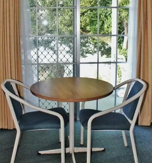 Deluxe-huone Parveke, Colonial Court Motor Inn
