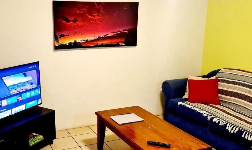 דירת שלושה חדרים, Golden Sands Motor Inn