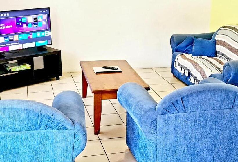 דירת שלושה חדרים, Golden Sands Motor Inn