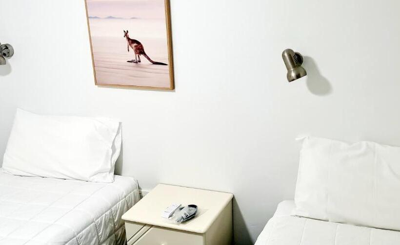 דירת שלושה חדרים, Golden Sands Motor Inn