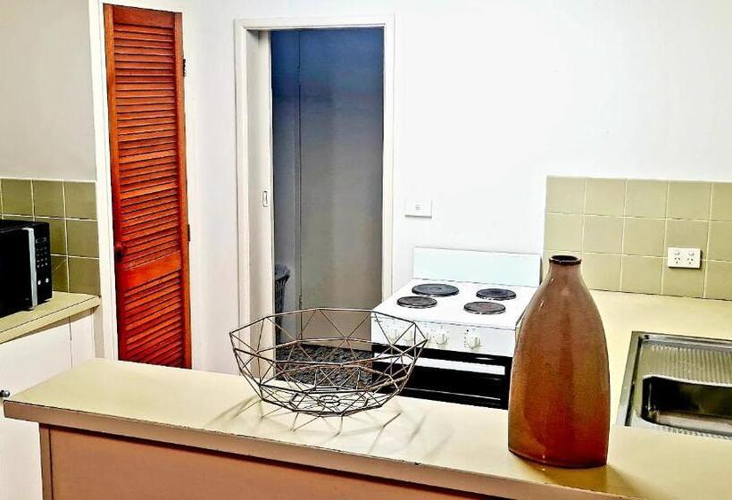 דירת שלושה חדרים, Golden Sands Motor Inn