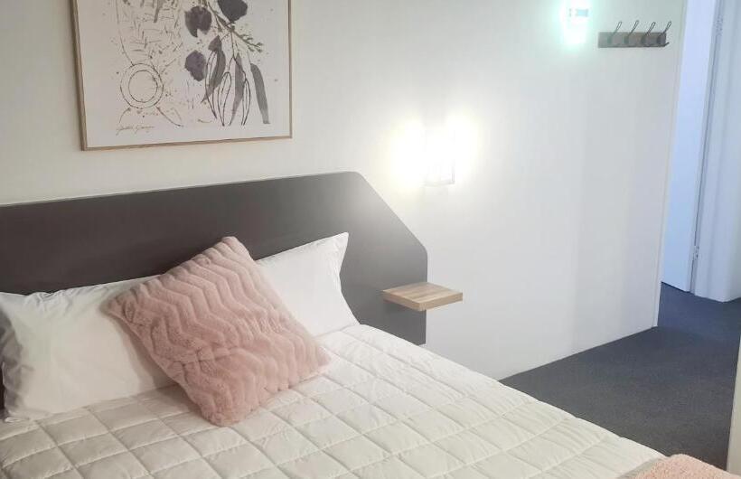 חדר משפחתי, Golden Sands Motor Inn