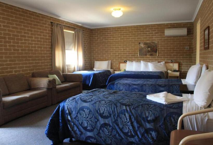 اتاق خانوادگی, Grand Manor Motor Inn