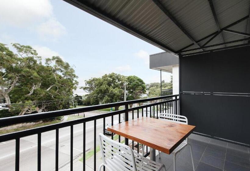 디럭스 스튜디오, Nelson