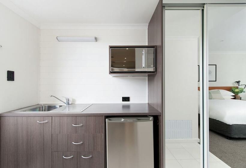 디럭스 스튜디오, Nelson