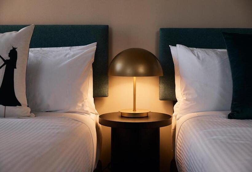 غرفة قياسية سرير ملكى, The Capitol Hotel Sydney