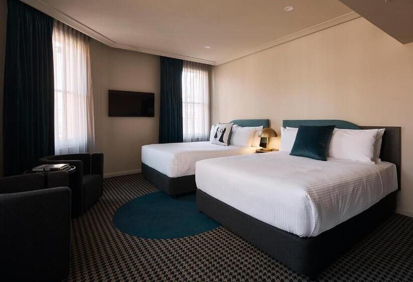غرفة قياسية سرير ملكى, The Capitol Hotel Sydney